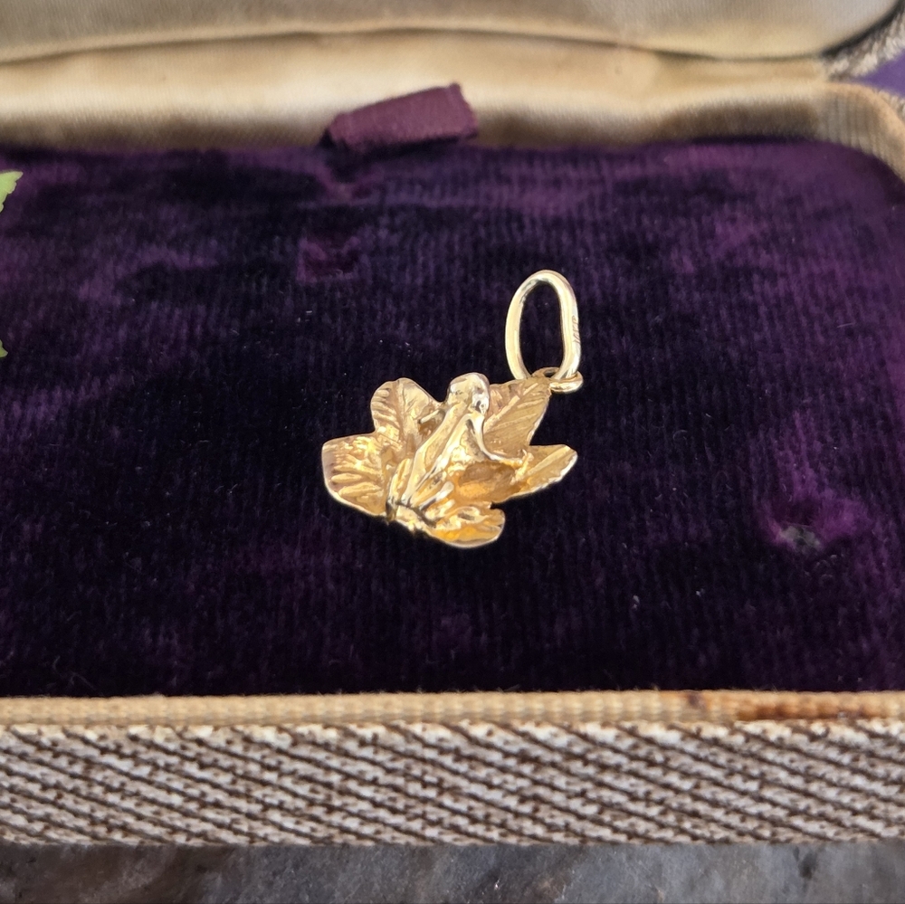 14k Solid Yellow Gold Frog On Leaf Pendant-